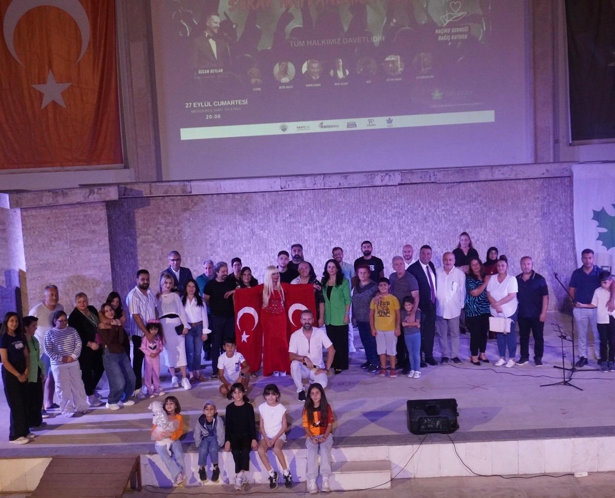 İzmir'in Menderes ilçesinde, Özcan Beylan'ın organize ettiği konserle sokak hayvanları