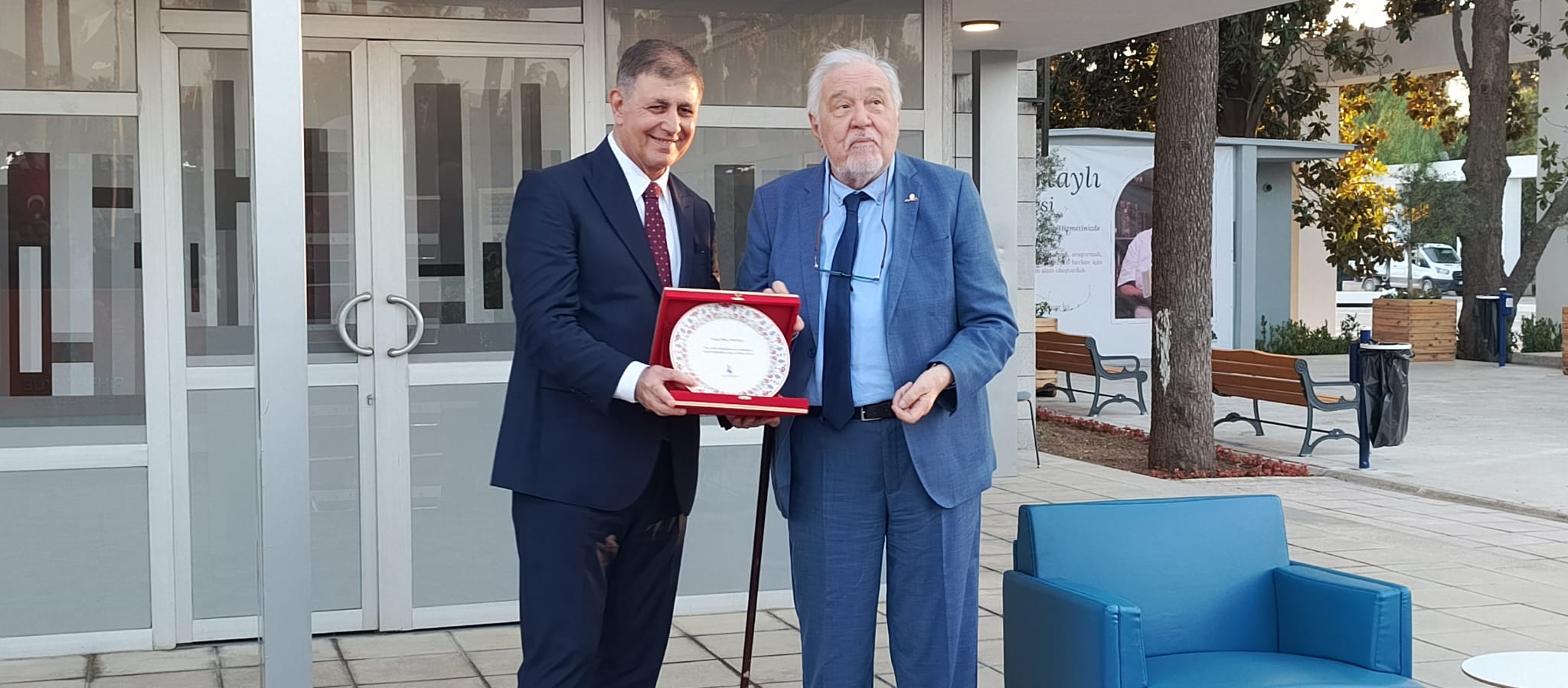 İlber Ortaylı Kütüphanesi, İzmir Büyükşehir Belediyesi tarafından Kültürpark’ta açıldı. Başkan