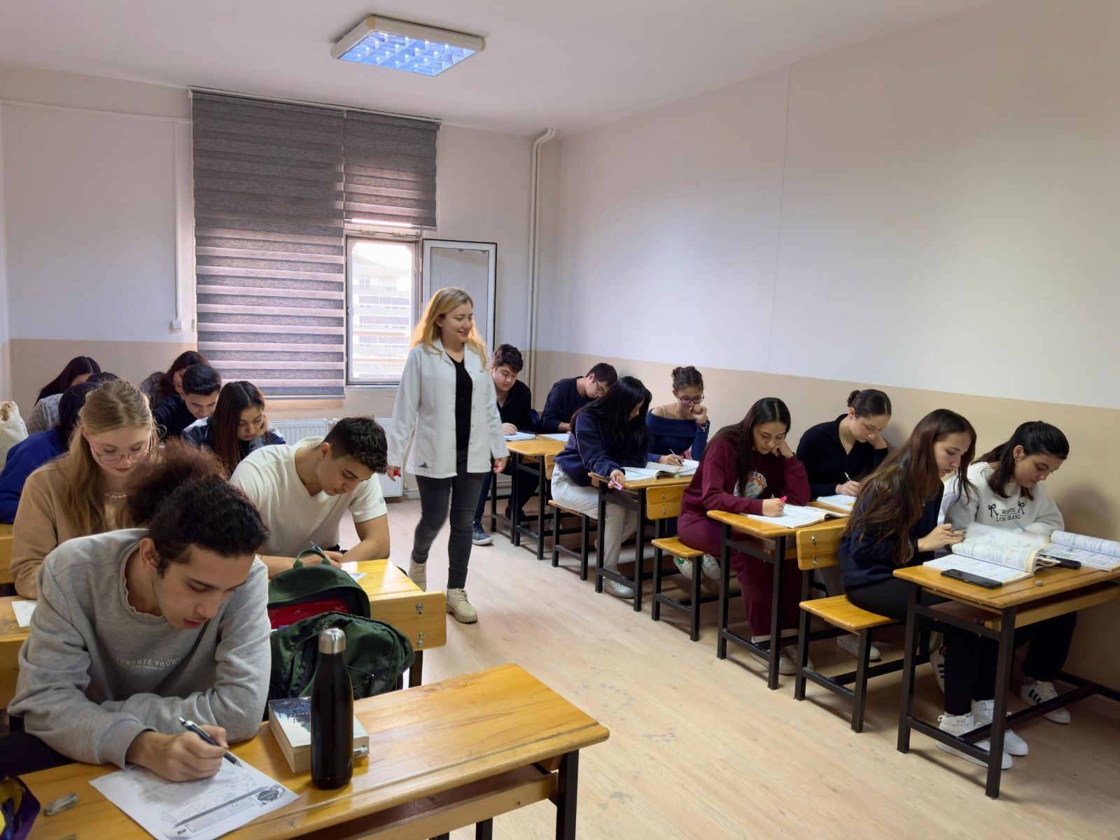 Çiğli Belediyesi Eğitim Merkezi (ÇİBEM), liseden mezun olan öğrencilere yönelik