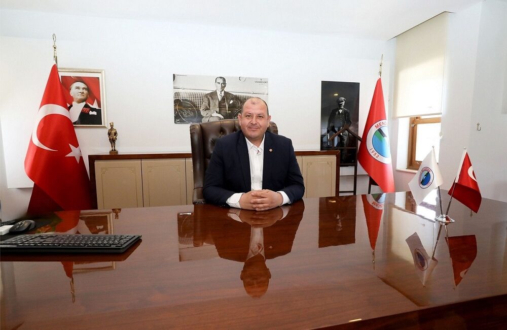 Menderes'in Gümüldür İnönü Mahallesi Muhtarı Bahar Bilecen, eşi ve ritim