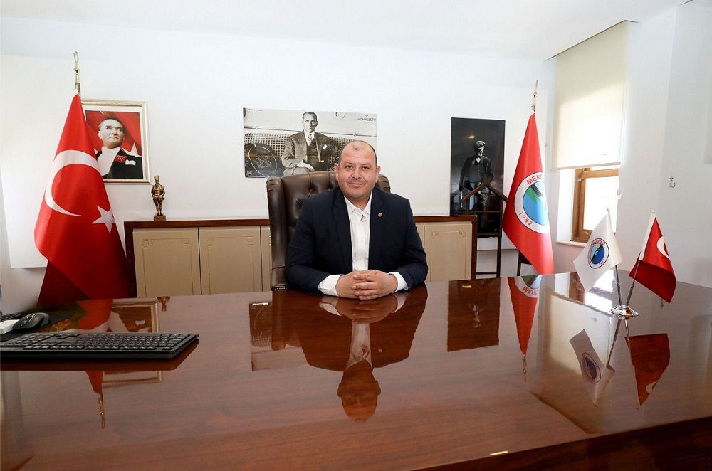 Menderes'in Gümüldür İnönü Mahallesi Muhtarı Bahar Bilecen, eşi ve ritim