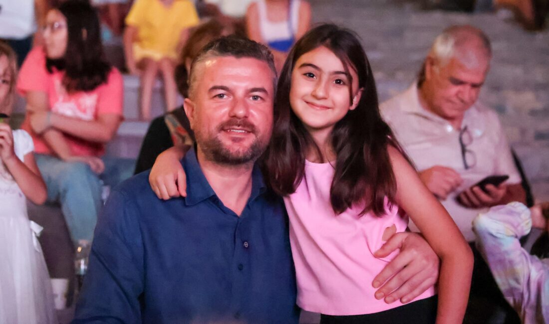  Buca Belediyesi, yeni eğitim dönemi öncesinde çocukları, Cumhuriyet'in kurucusu