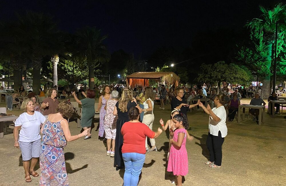 Menderes'in Gümüldür İnönü Mahallesi Muhtarı Bahar Bilecen, eşi ve ritim