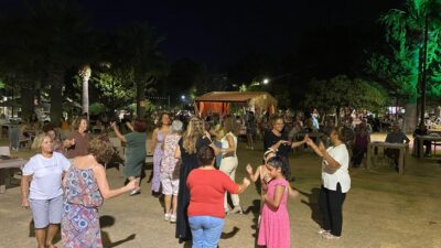 Menderes'in Gümüldür İnönü Mahallesi Muhtarı Bahar Bilecen, eşi ve ritim