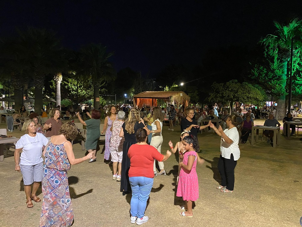 Menderes'in Gümüldür İnönü Mahallesi Muhtarı Bahar Bilecen, eşi ve ritim