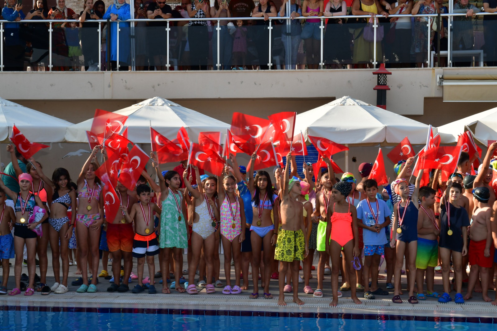 Çiğli Belediyesi'nin düzenlediği 12 haftalık yüzme kursu, 409 kursiyerin katılımıyla