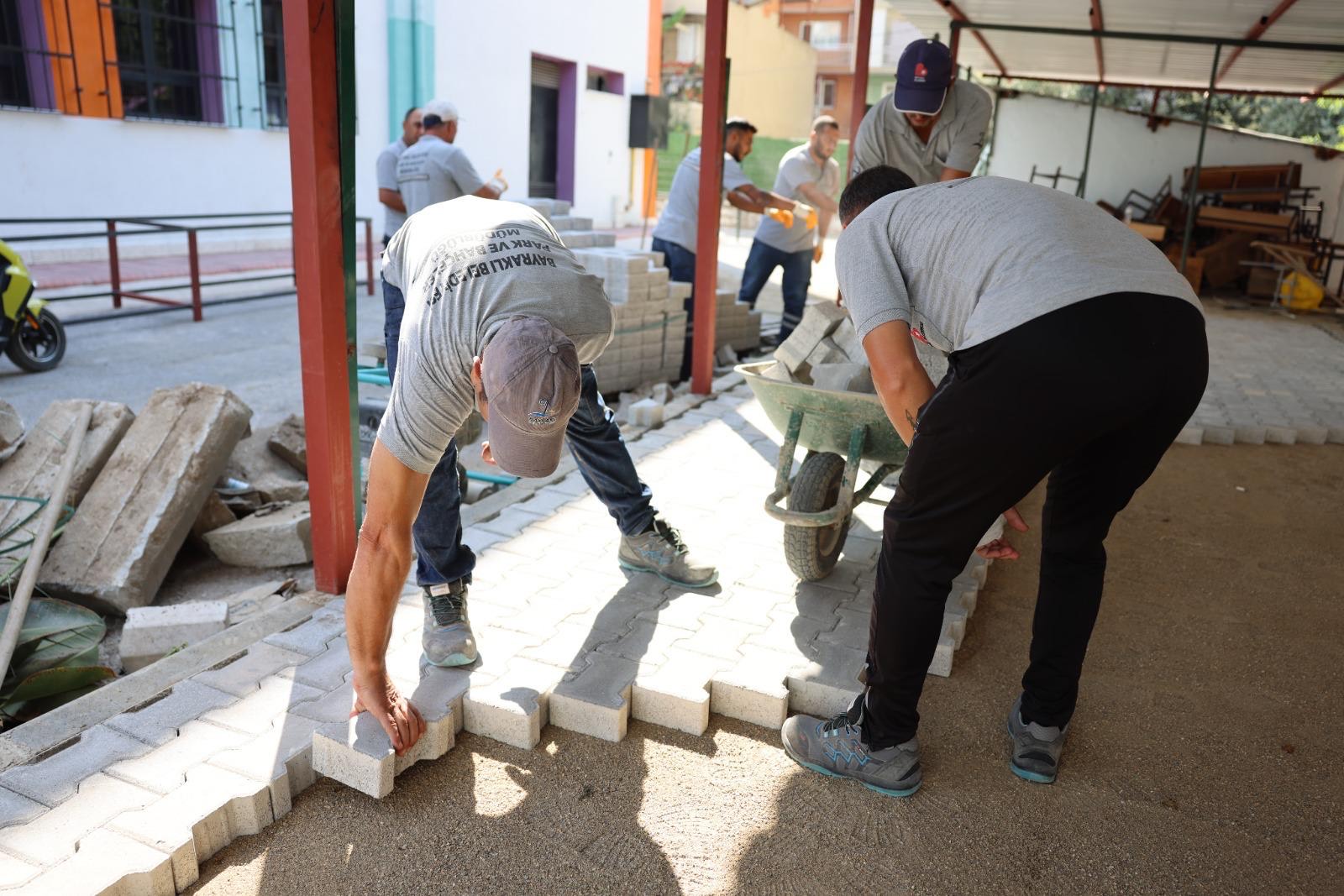 Bayraklı Belediyesi, yeni eğitim-öğretim yılı öncesinde ilçe genelindeki okulların bakım