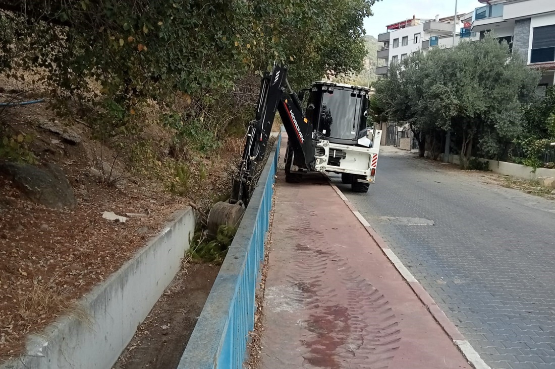 Menderes Belediyesi, artan yağışlar öncesi İZSU ile iş birliği yaparak