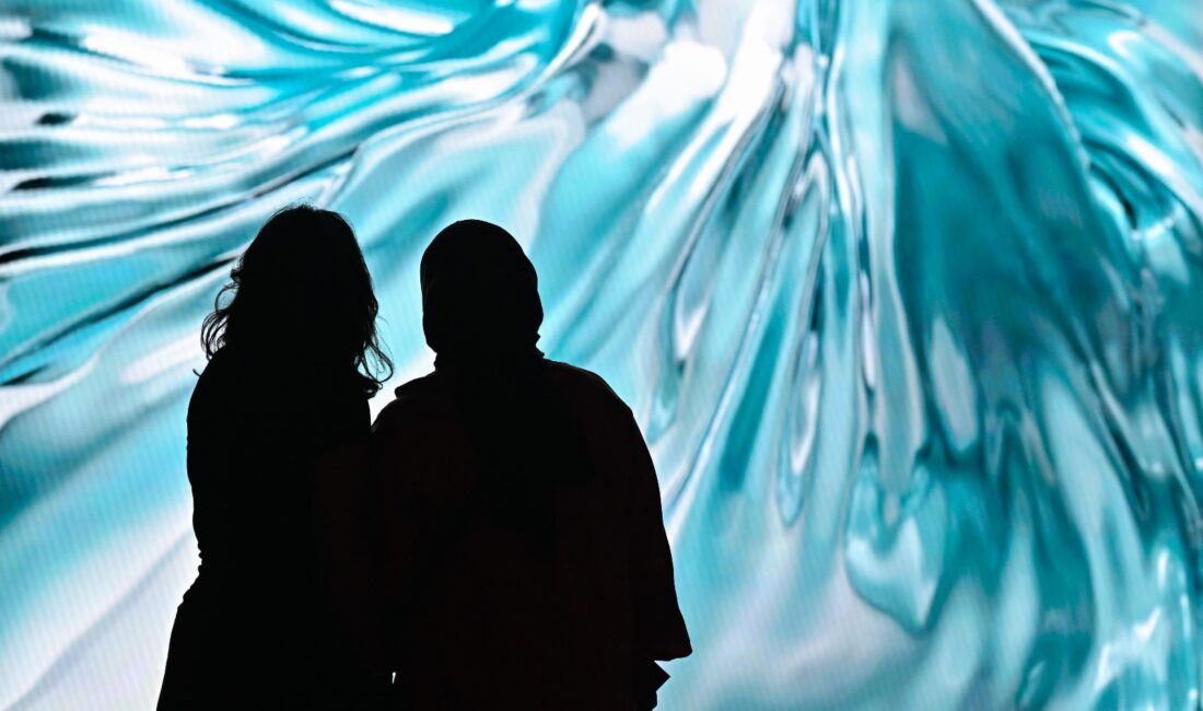 Refik Anadol’un yapay zeka eserleri “Şifanın Algısı” ve “Makine Rüyaları: