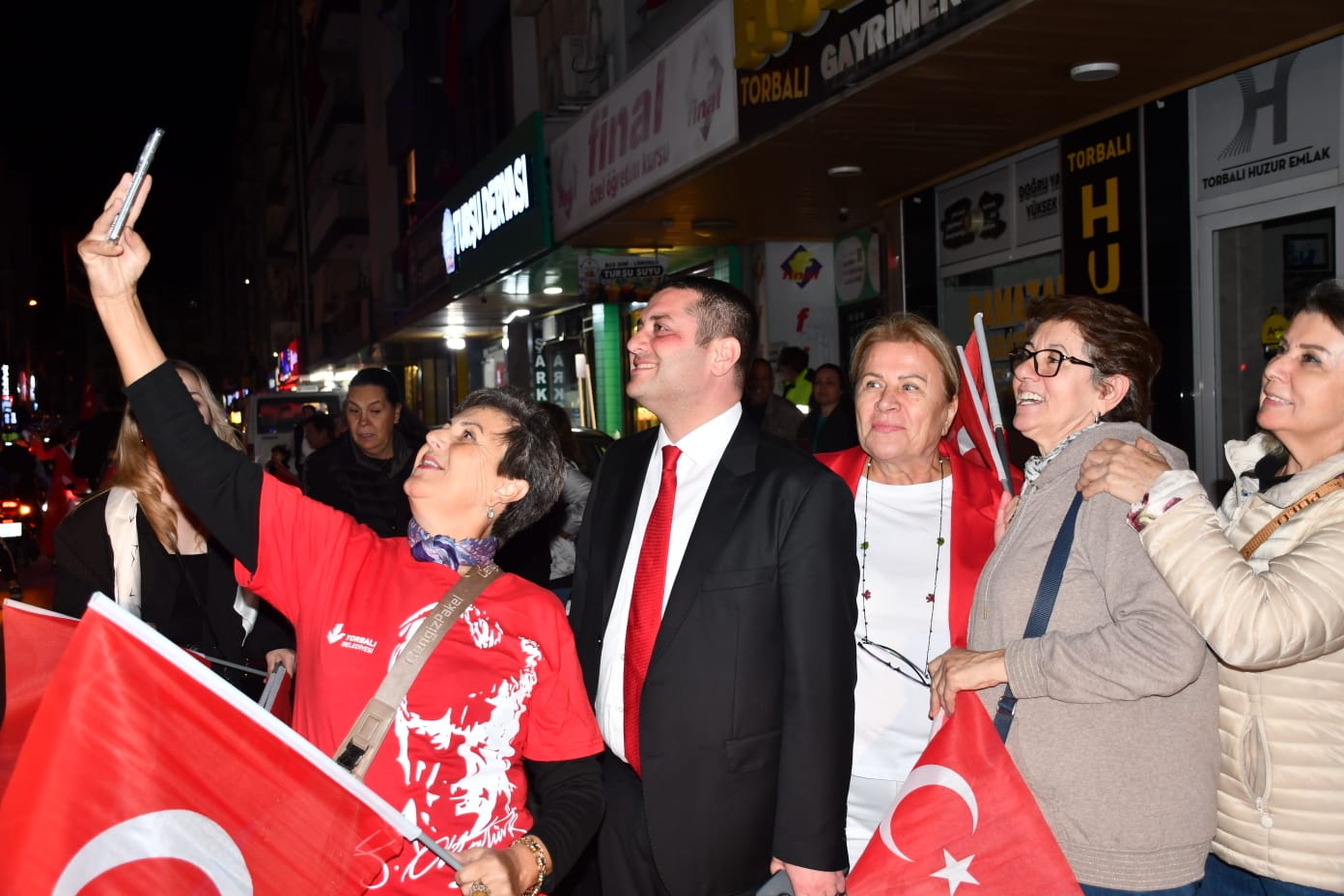 Cumhuriyetin 102. yılı Torbalı’da coşkuyla kutlandı. Fener alayı ve konserle