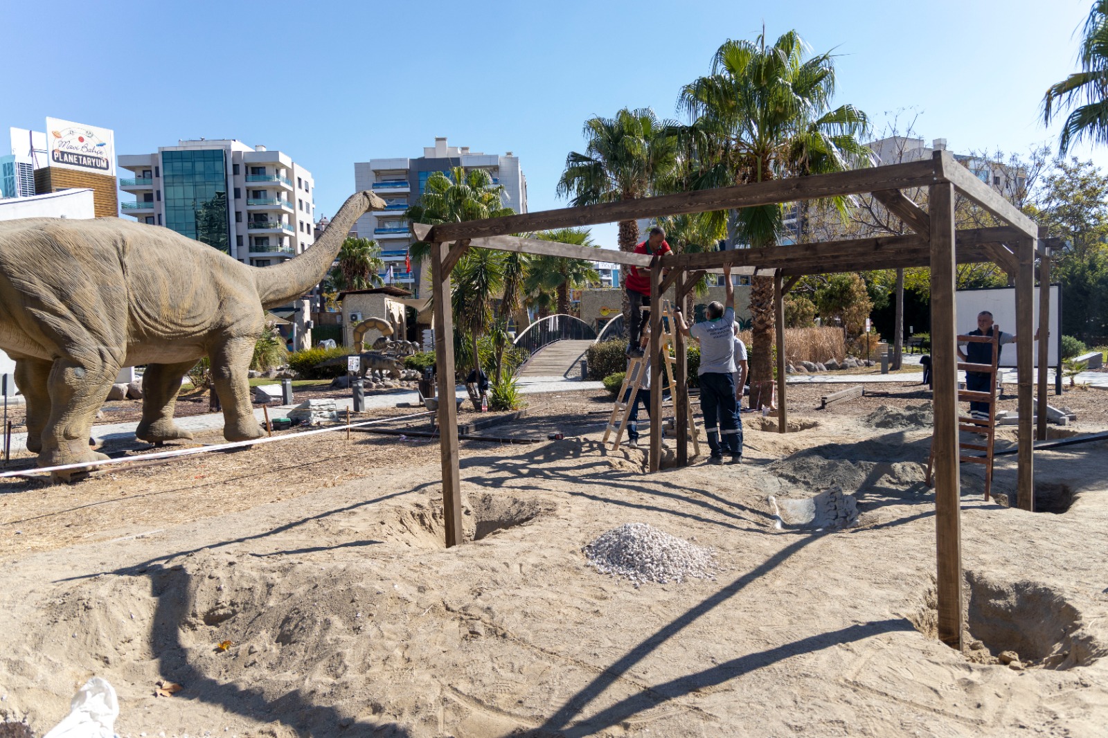 Karşıyaka Belediyesi’nin kapsamlı yenileme çalışmalarıyla modern bir görünüme kavuşan Evrensel