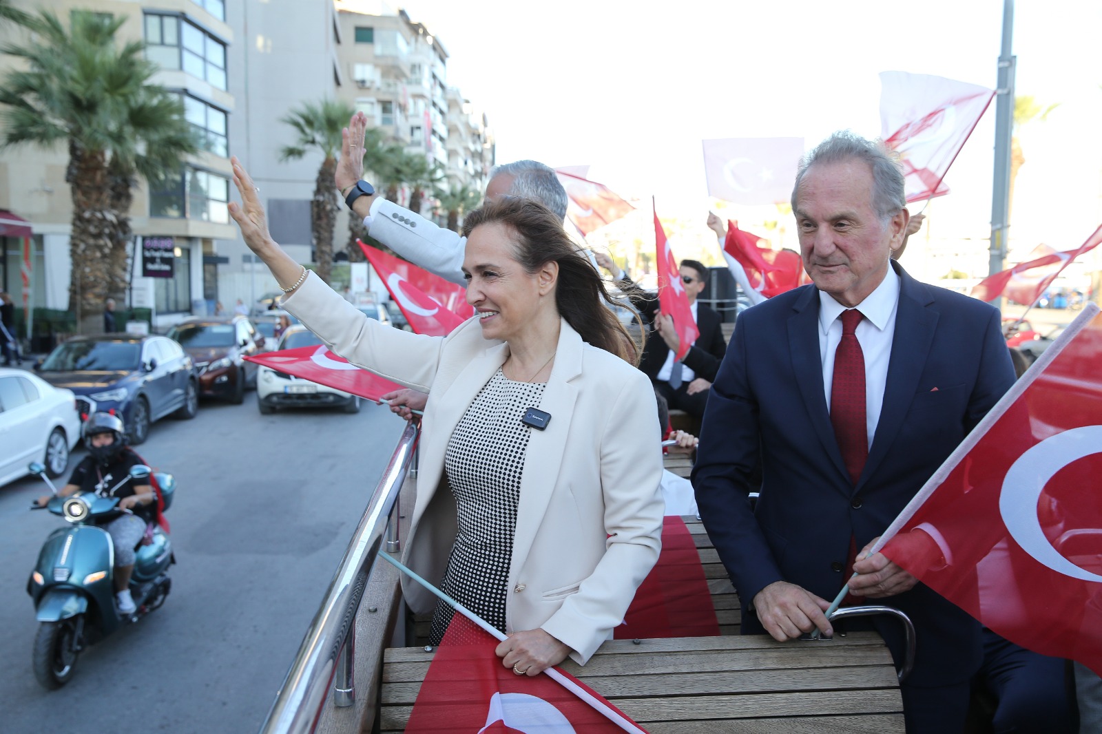 İzmir Karşıyaka’da 102. yıl gururu! Binlerce kişi kortejde buluştu, 1500