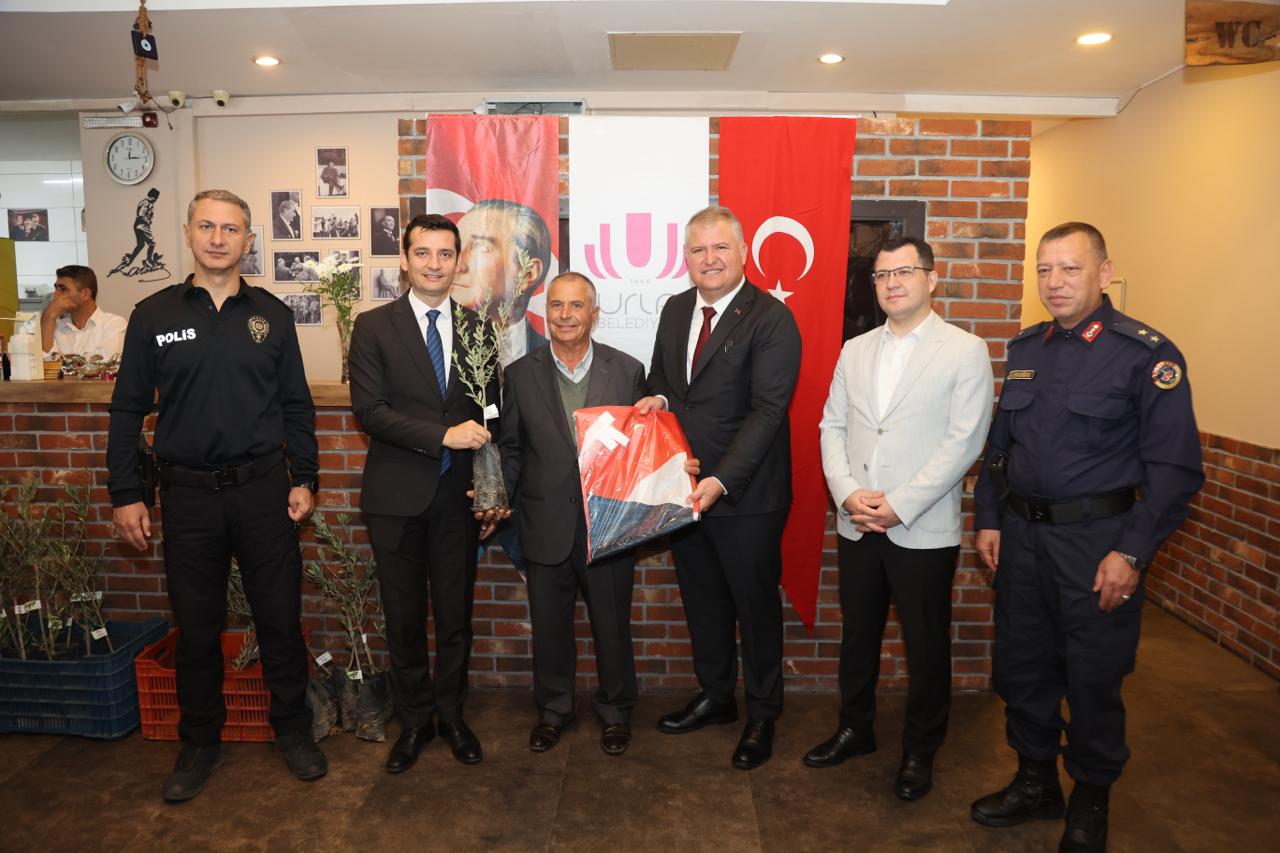 Urla Belediye Başkanı Selçuk Balkan, Muhtarlar Günü’nde muhtarlarla buluştu. Etkinlikte