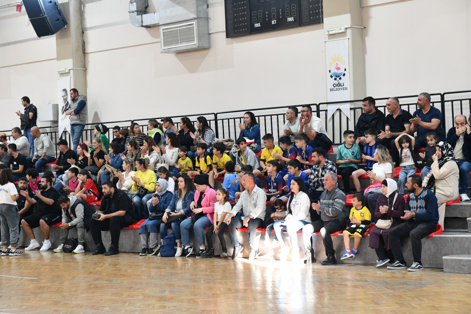 Cumhuriyet’in 102. yılı coşkusu Çiğli’de sporla yaşandı. Futsal turnuvasında 10