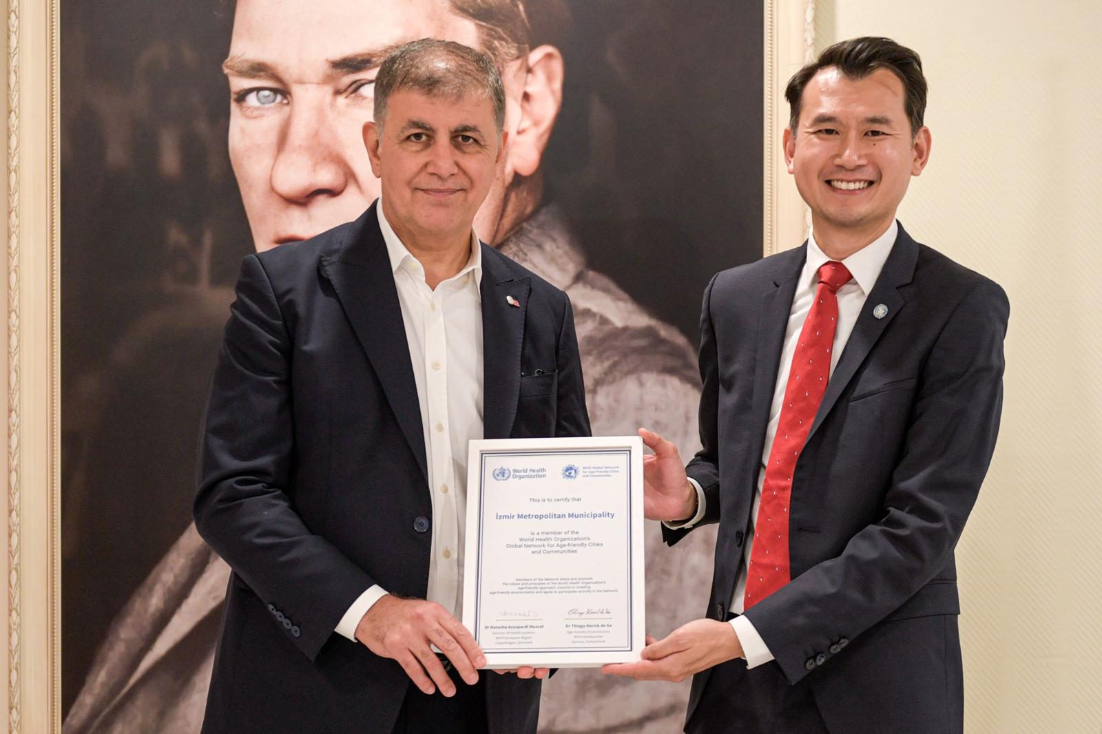 İzmir Büyükşehir Belediyesi, yaşlılara özel hizmetleriyle DSÖ tarafından onaylandı. İzmir