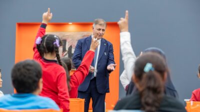 Başkan Tugay, kitap okumanın önemine dikkat çekerek miniklere kitap, beslenme