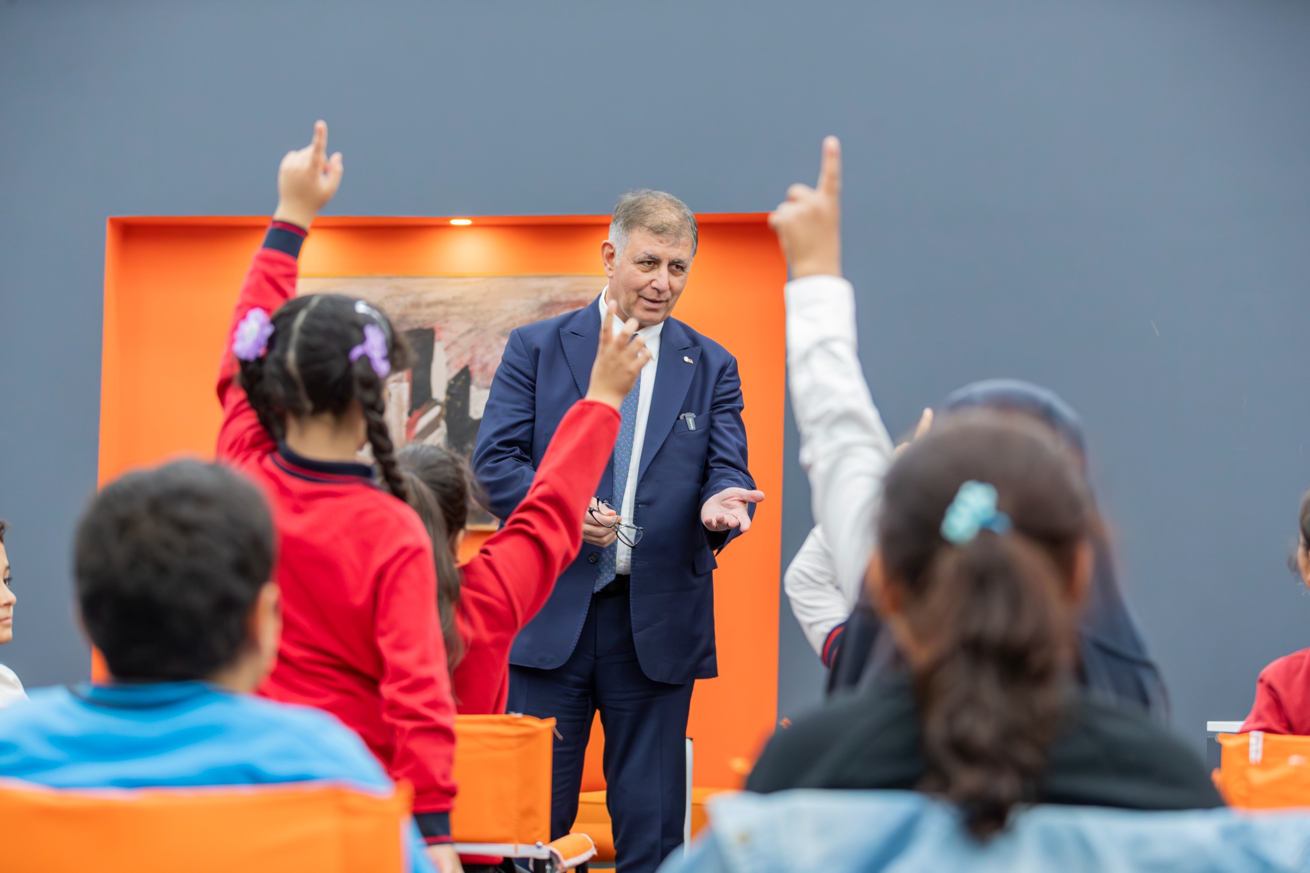 Başkan Tugay, kitap okumanın önemine dikkat çekerek miniklere kitap, beslenme