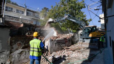 Ballıkuyu Kentsel Dönüşüm bölgesinde tehlike oluşturan yapılar yıkılıyor. İzmir Büyükşehir