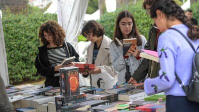 İzmir Kitap Fuarı yoğun ilgi gördü. Başkan Tugay gençlere kitap