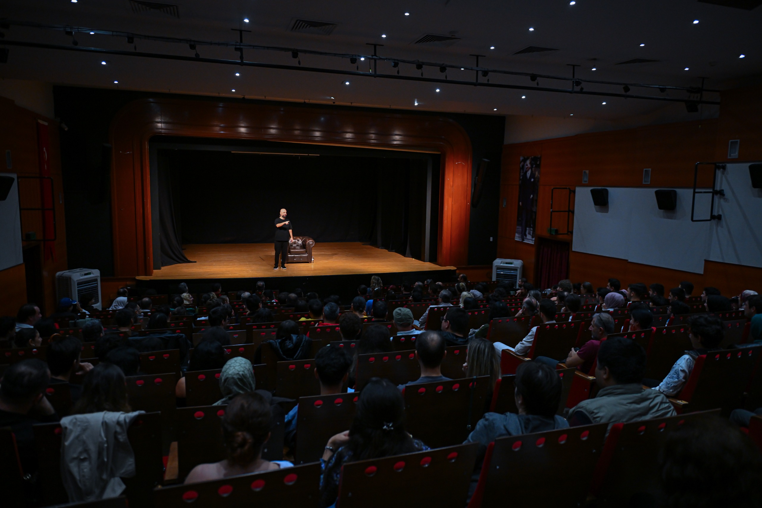 İzmir Kitap Fuarı, üçüncü gününde binlerce ziyaretçiyi ağırladı. Tahsin Hasoğlu,