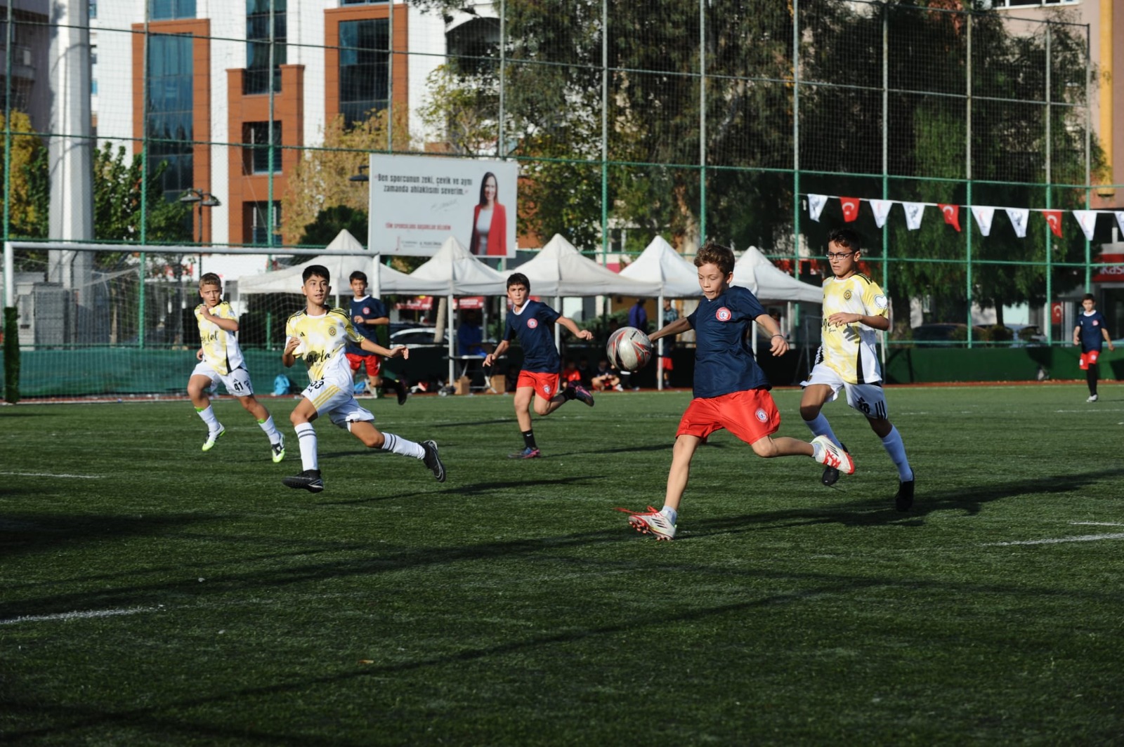 Cumhuriyet coşkusu Karşıyaka sahalarında yaşandı. 14 takımın yarıştığı U-12 turnuvasında