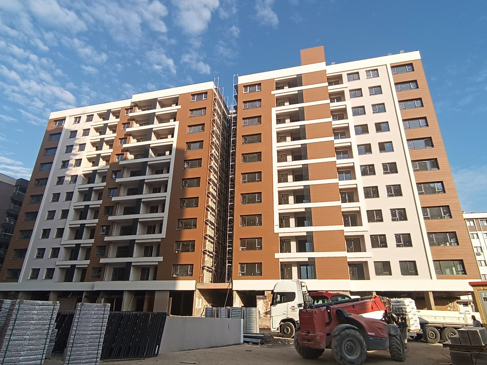 İzmir Büyükşehir Belediyesi, Örnekköy’de yerinde dönüşüm projesinde sona yaklaştı. Baharda