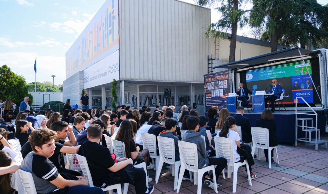 İZKİTAP’ta iki duayen buluştu: Büyükerşen ve Çağlayan, gençlere kitap sevgisini
