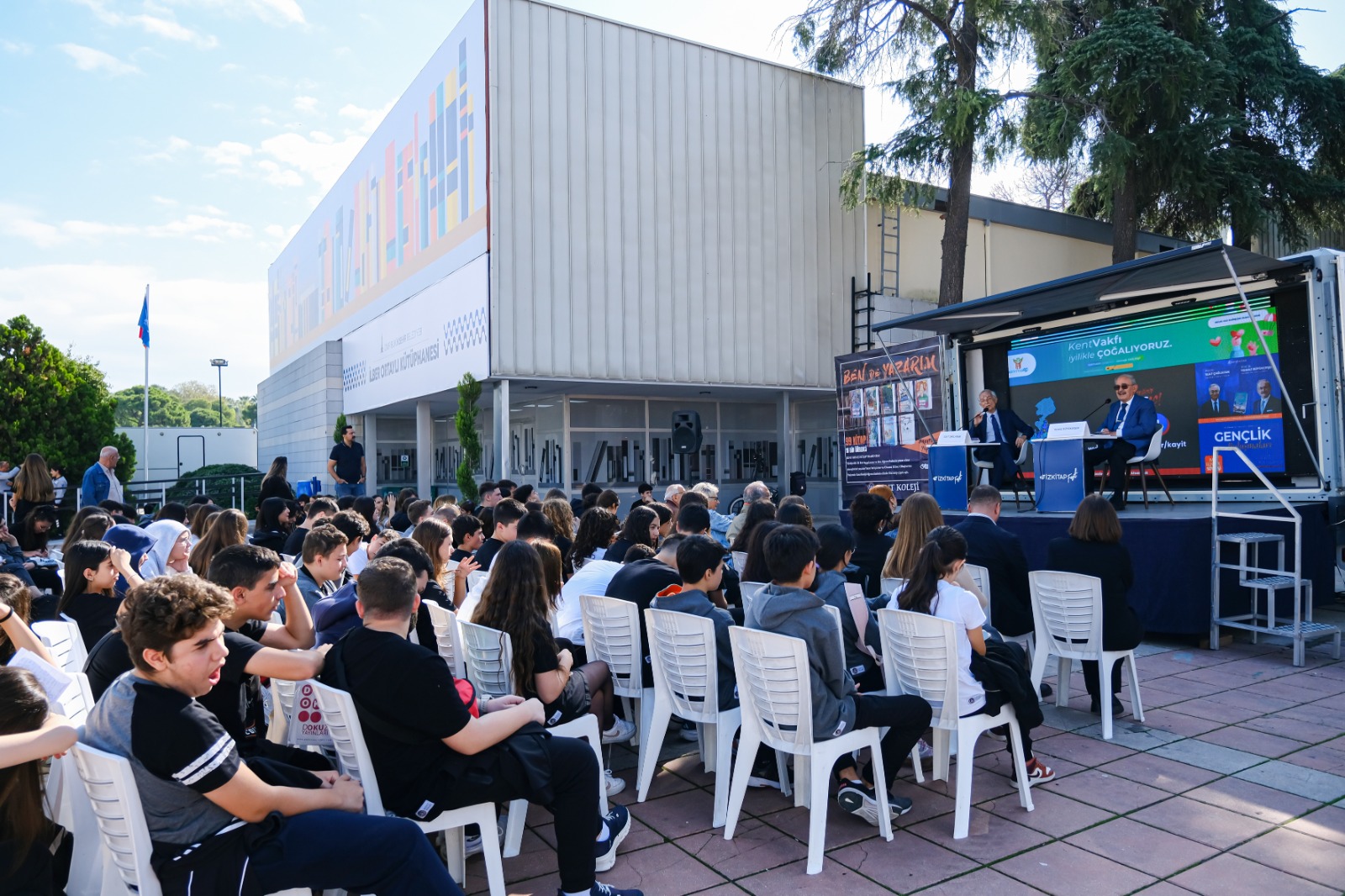 İZKİTAP’ta iki duayen buluştu: Büyükerşen ve Çağlayan, gençlere kitap sevgisini