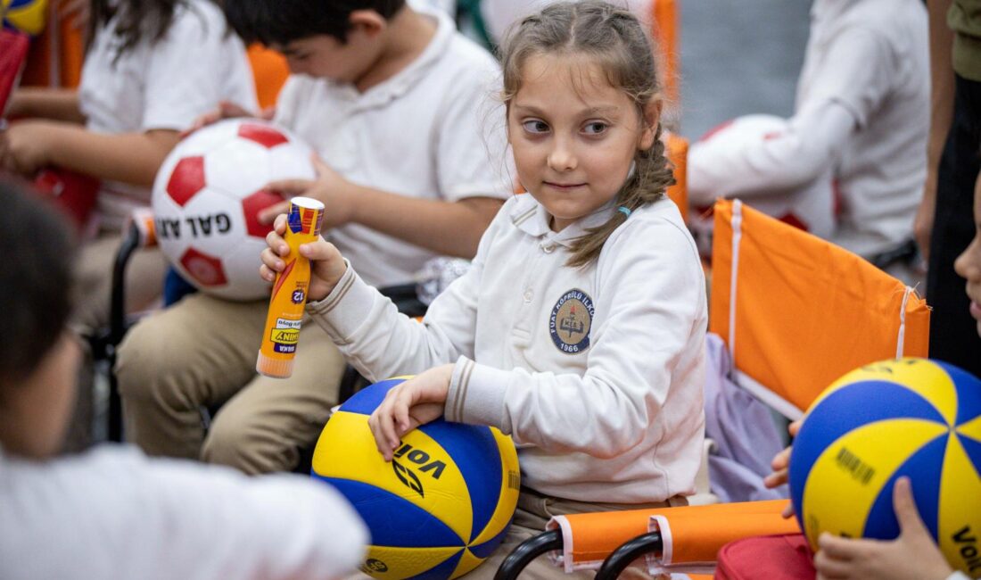 İzmir Büyükşehir Belediye Başkanı Cemil Tugay, çocuklara “Pembe İncili Kaftan”
