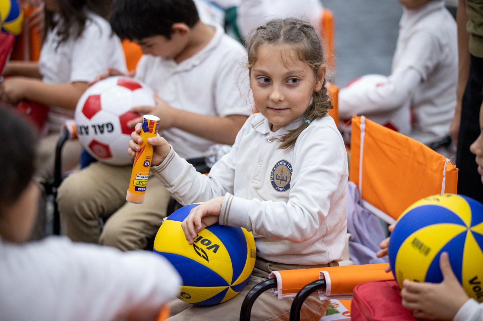 İzmir Büyükşehir Belediye Başkanı Cemil Tugay, çocuklara “Pembe İncili Kaftan”