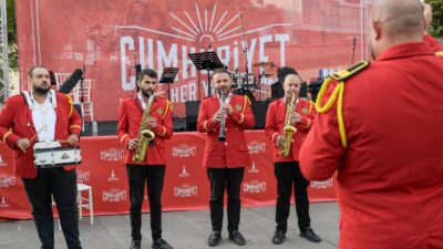 Cumhuriyet’in 102. yılı kutlamaları Torbalı’dan başladı. İzmir Büyükşehir Belediyesi’nin düzenlediği