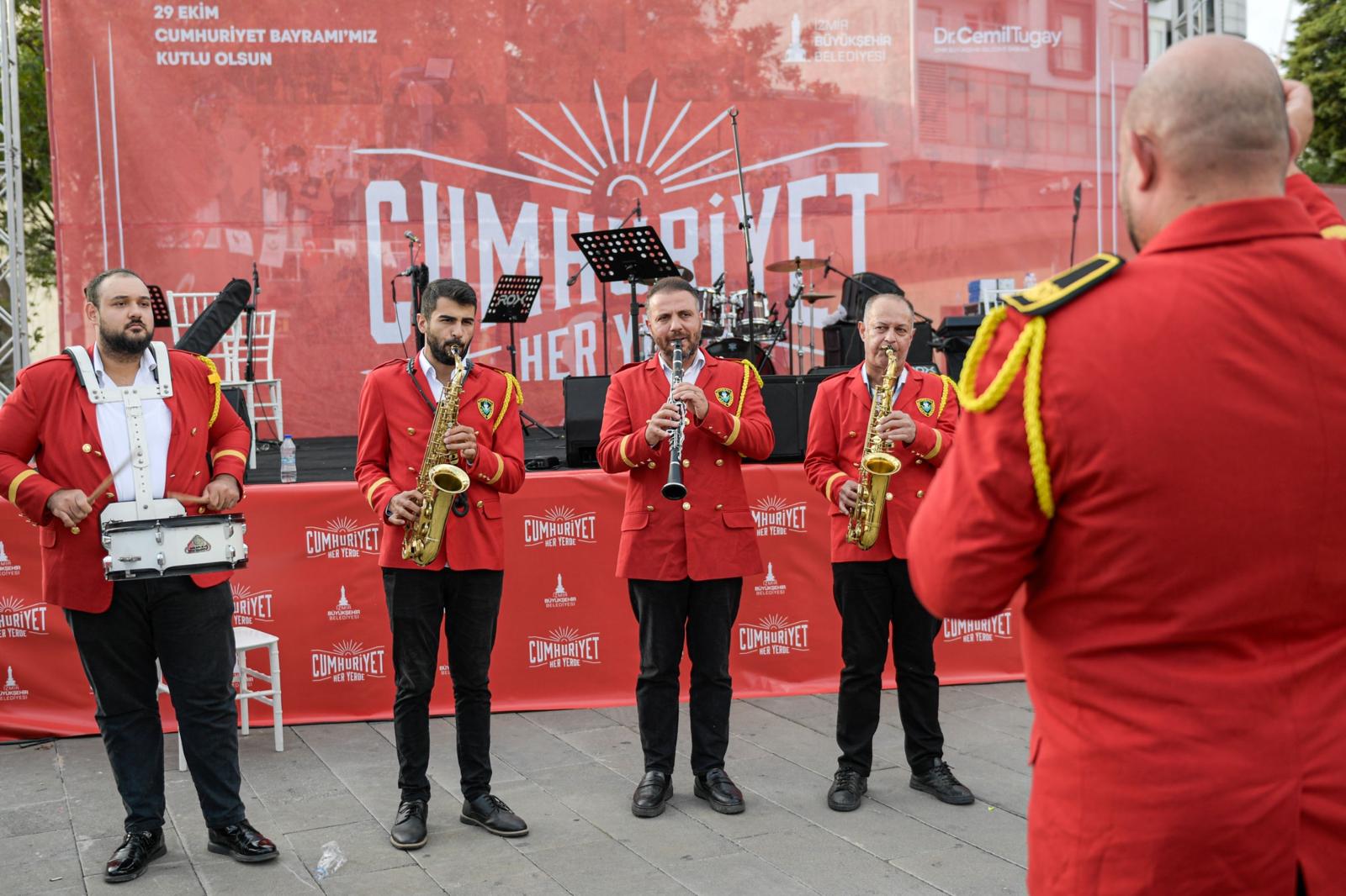 Cumhuriyet’in 102. yılı kutlamaları Torbalı’dan başladı. İzmir Büyükşehir Belediyesi’nin düzenlediği