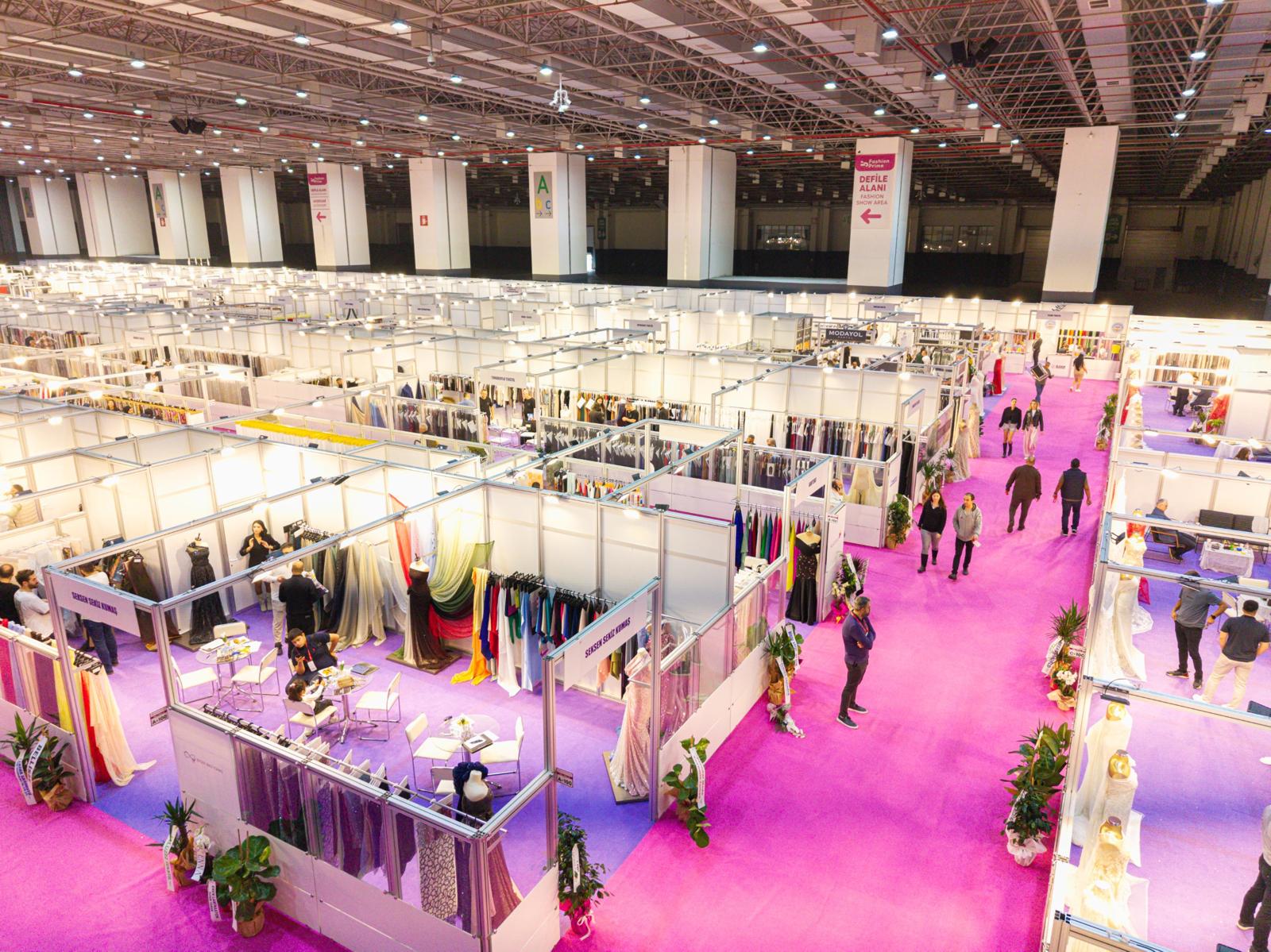 İzmir’de düzenlenen Fashion Prime Fuarı, moda dünyasını buluşturdu. Defilelerde 2026