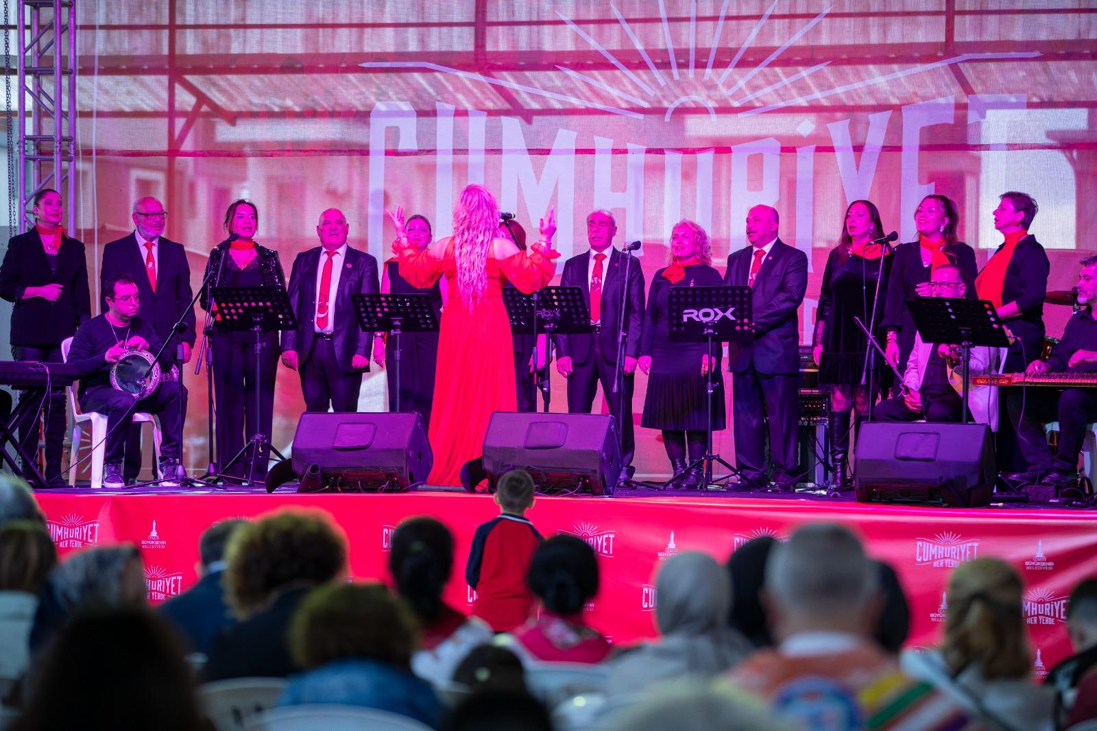 İzmir’de Cumhuriyet’in 102. yılı büyük coşkuyla kutlanıyor. Başkan Tugay, Menemen’deki