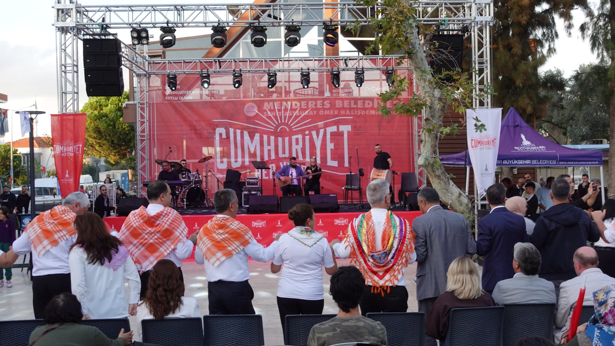 Menderes’te Cumhuriyet Bayramı kutlamaları renkli anlara sahne oldu. İzmir Büyükşehir