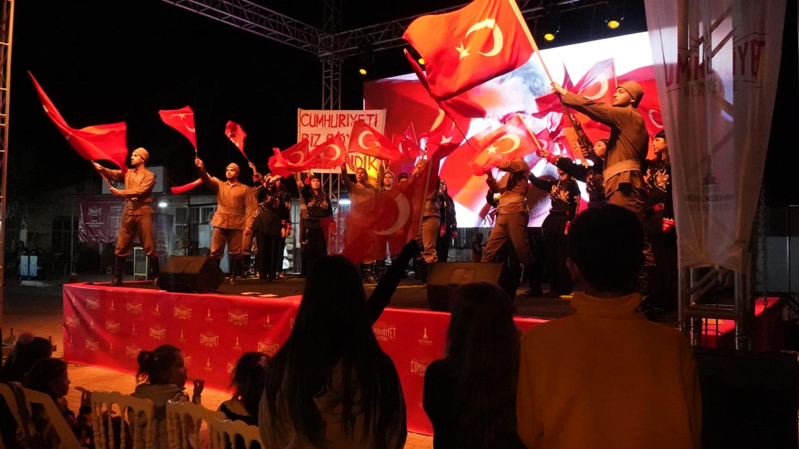 İzmir Büyükşehir Belediyesi’nin “Cumhuriyet Her Yerde” etkinliği Bergama’da binlerce kişiyi