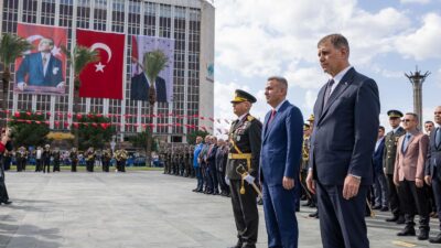 İzmir Cumhuriyet Meydanı’nda 102. yıl coşkusu başladı. Başkan Tugay, Atatürk