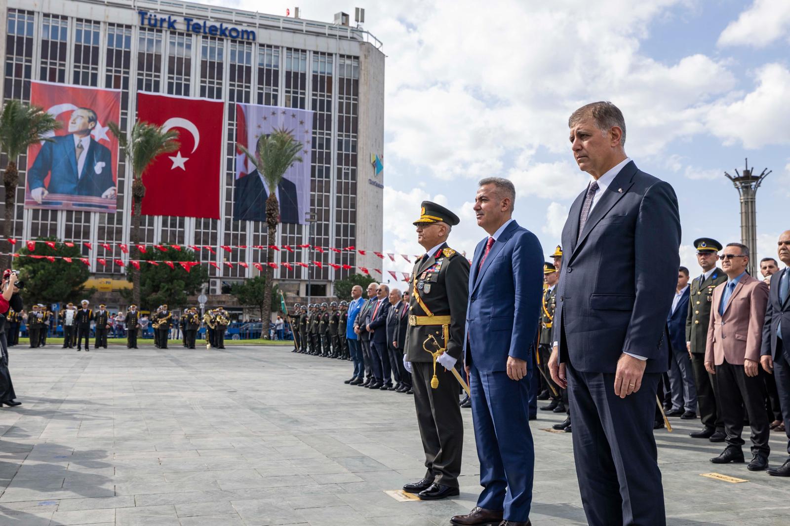 İzmir Cumhuriyet Meydanı’nda 102. yıl coşkusu başladı. Başkan Tugay, Atatürk