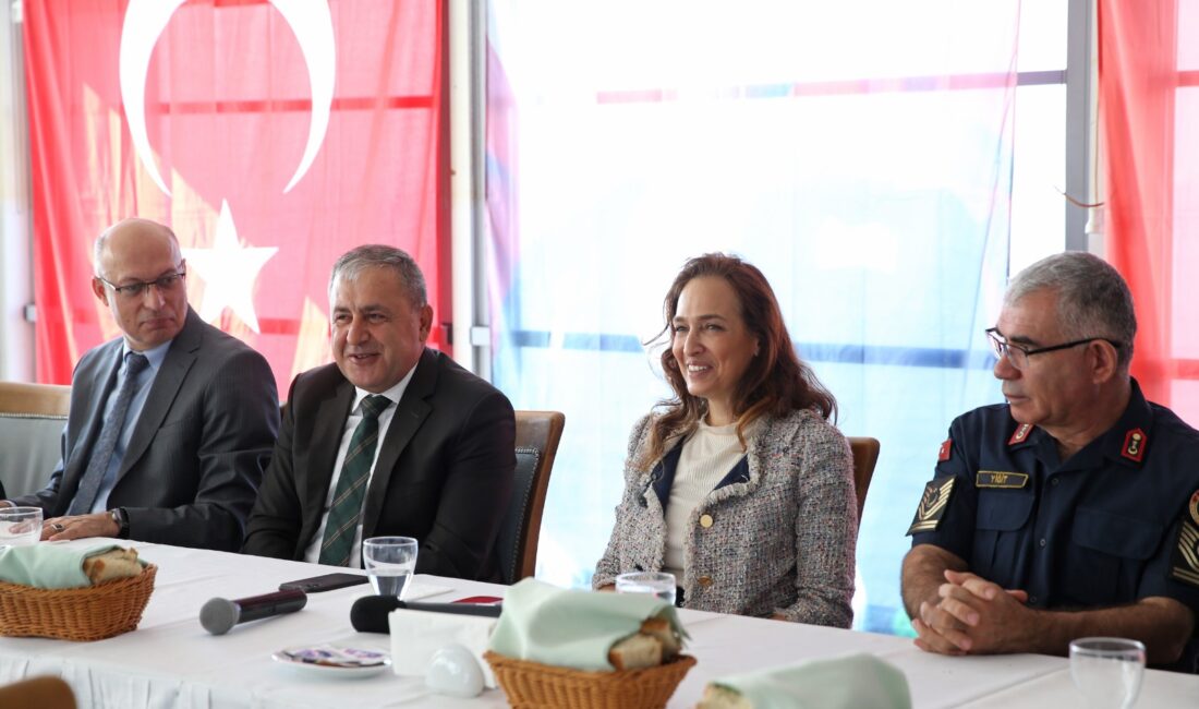 Karşıyaka’da Muhtarlar Günü kutlamasında Başkan Ünsal ve Kaymakam Demir, muhtarlara