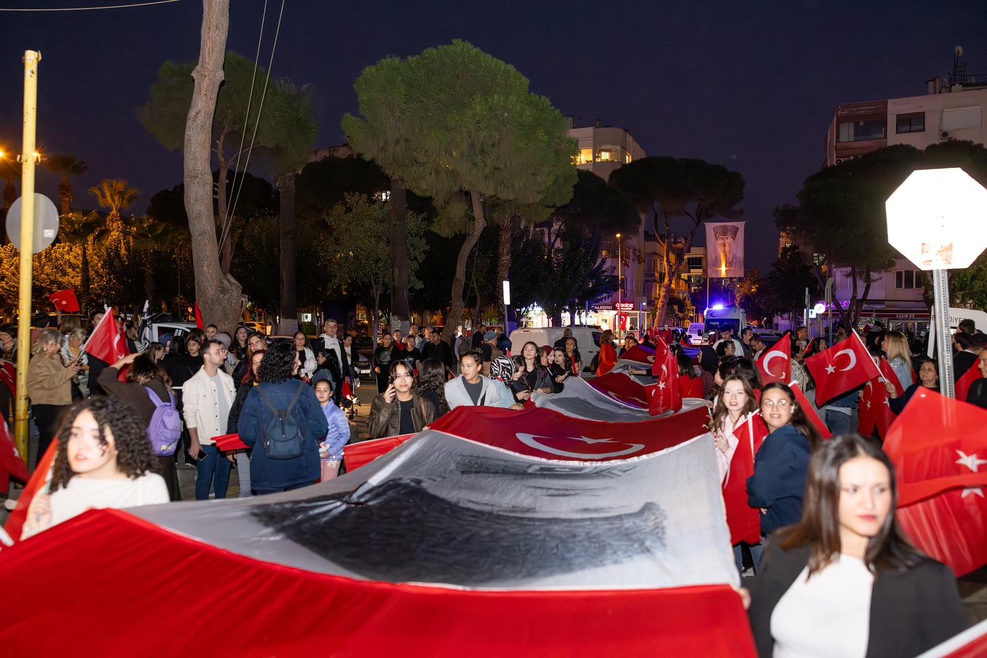 Cumhuriyetimizin 102. yılı Ödemiş’te binlerin katıldığı fener alayı ve “Cumhuriyet