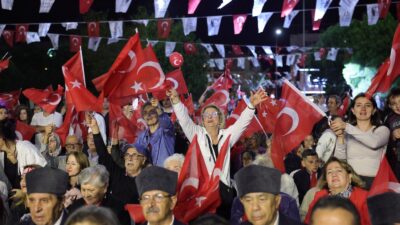 Binlerce vatandaş Bayraklı’da meşalelerle yürüdü, Cumhuriyet’in 102. yılı büyük bir