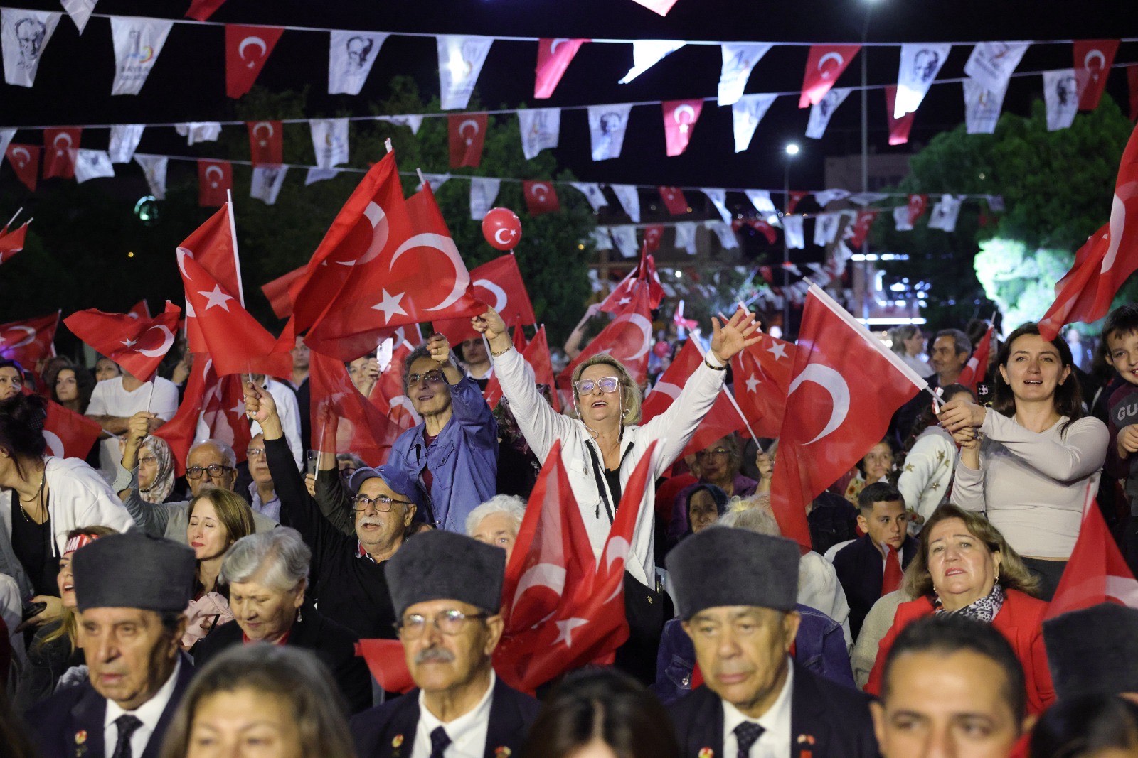 Binlerce vatandaş Bayraklı’da meşalelerle yürüdü, Cumhuriyet’in 102. yılı büyük bir