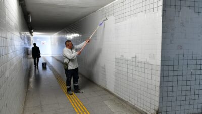 Çiğli Belediyesi, sonbahar rüzgarlarının yarattığı kırılma riskine karşı ağaç budama