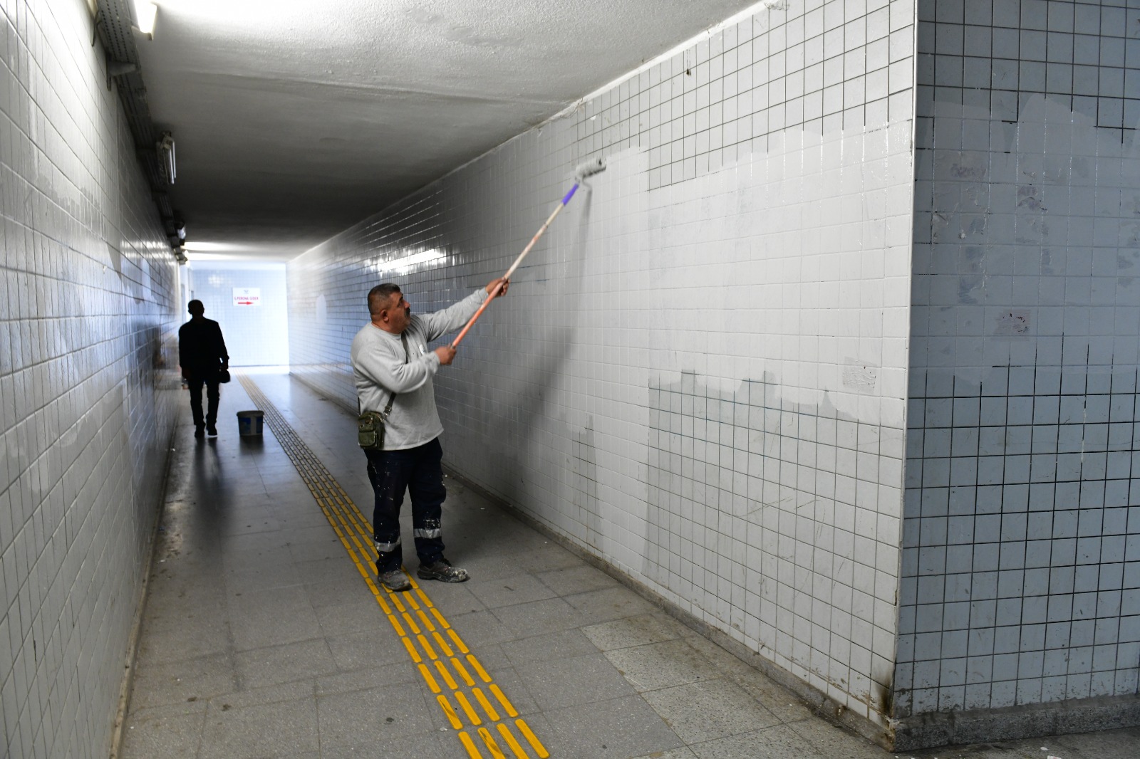 Çiğli Belediyesi, sonbahar rüzgarlarının yarattığı kırılma riskine karşı ağaç budama