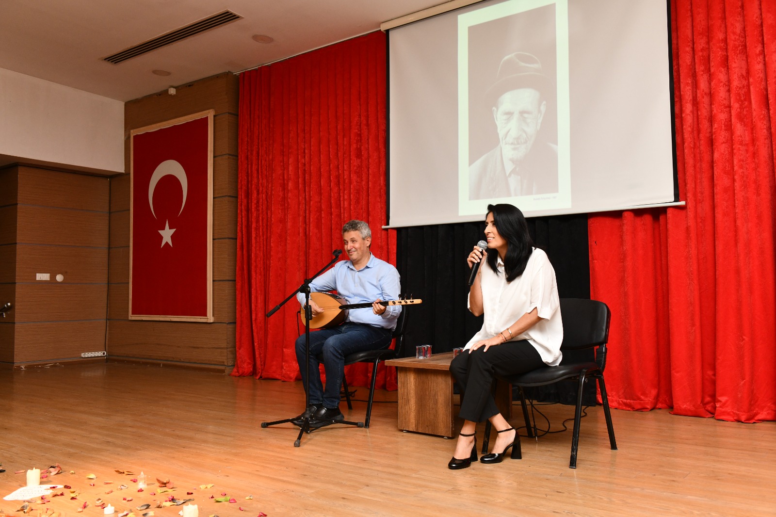 Aşık Veysel, Çiğli’de düzenlenen türkü gecesiyle anıldı. Belediye Başkanı Onur