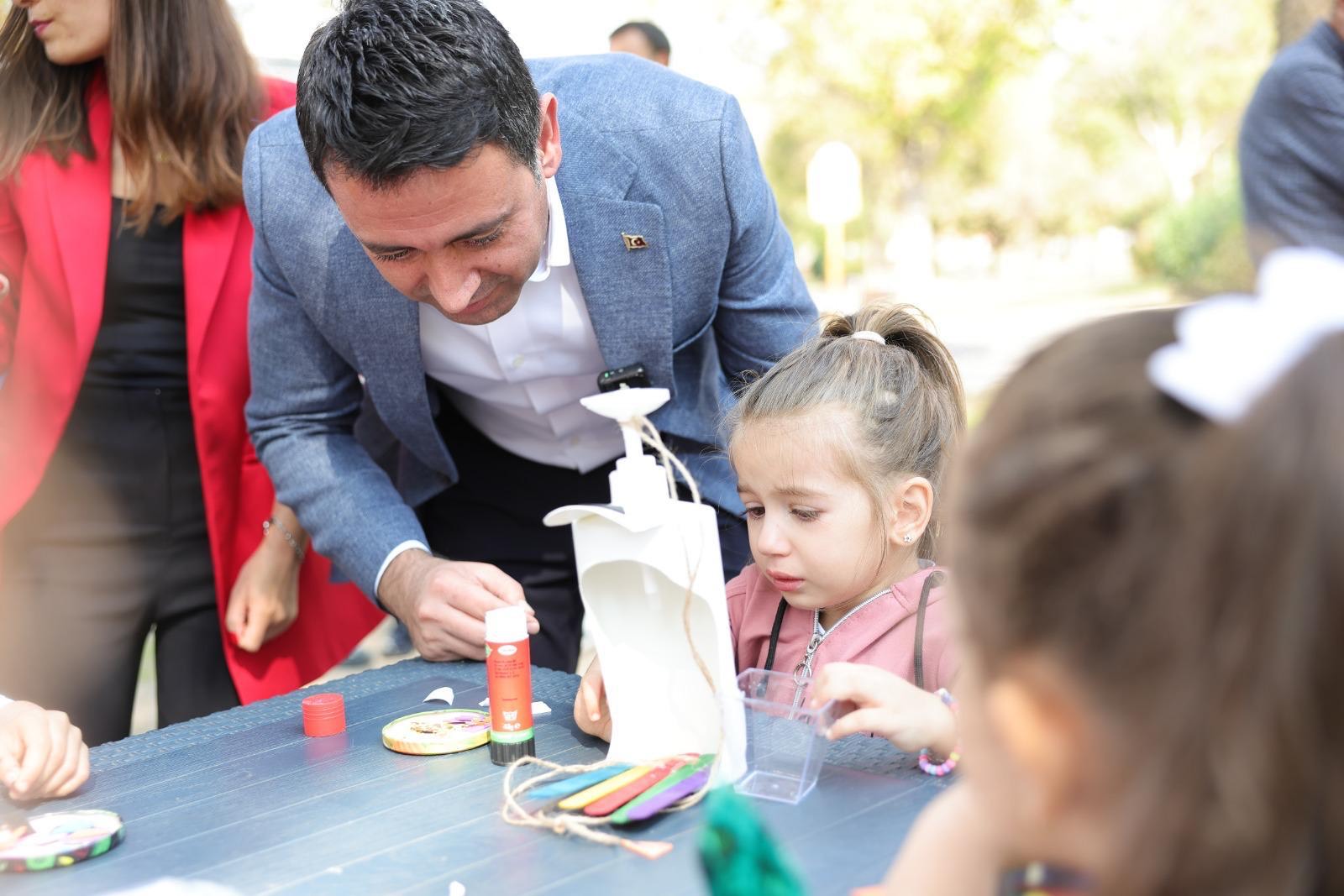 Bayraklı Belediye Başkanı İrfan Önal, Anne Çocuk Atölyesi'nde anneler ve