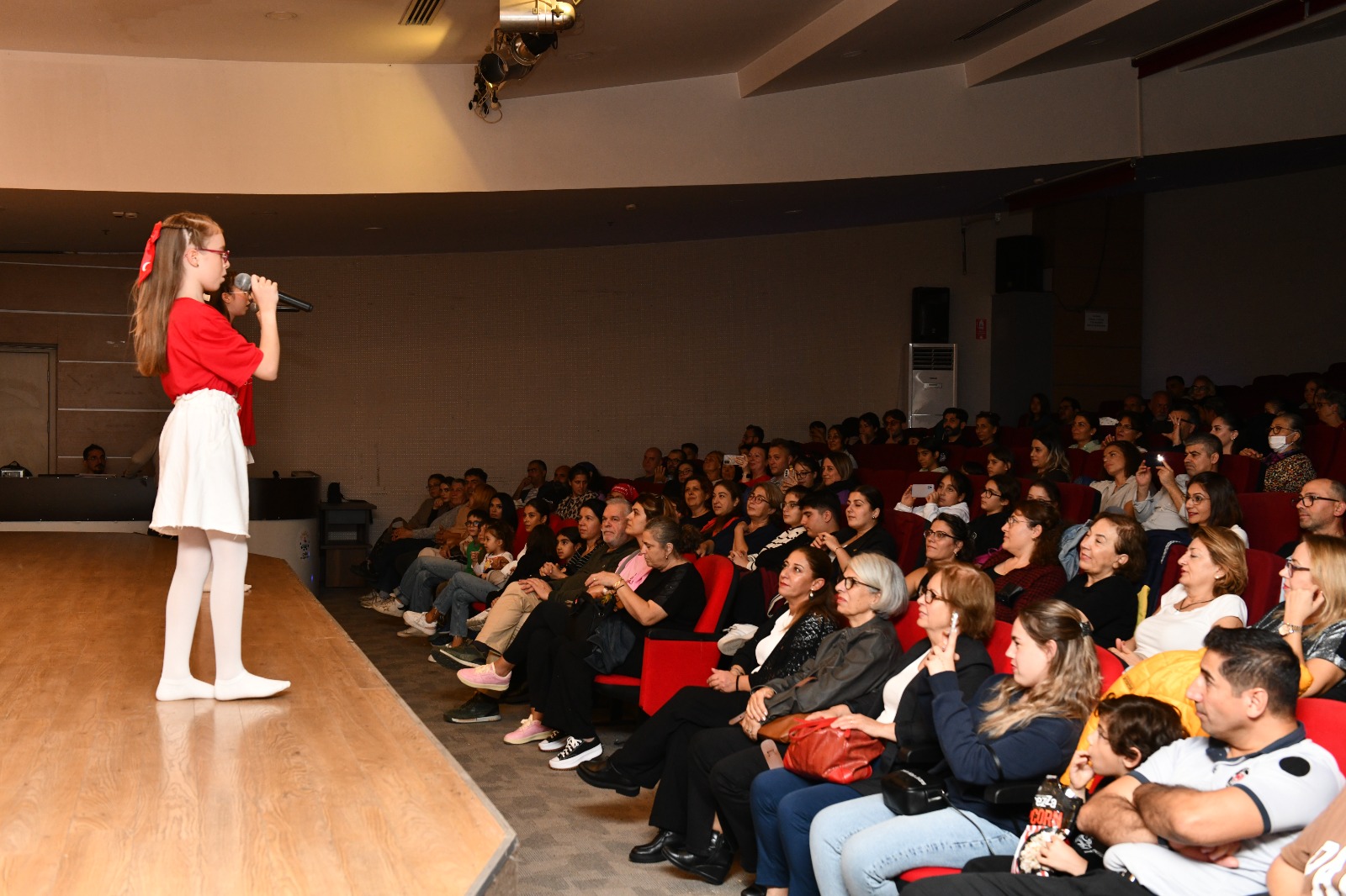 Atatürk’e ve Cumhuriyet’e adanan “O’nun Sayesinde” oratoryosu, Çiğli’de ayakta alkışlandı.