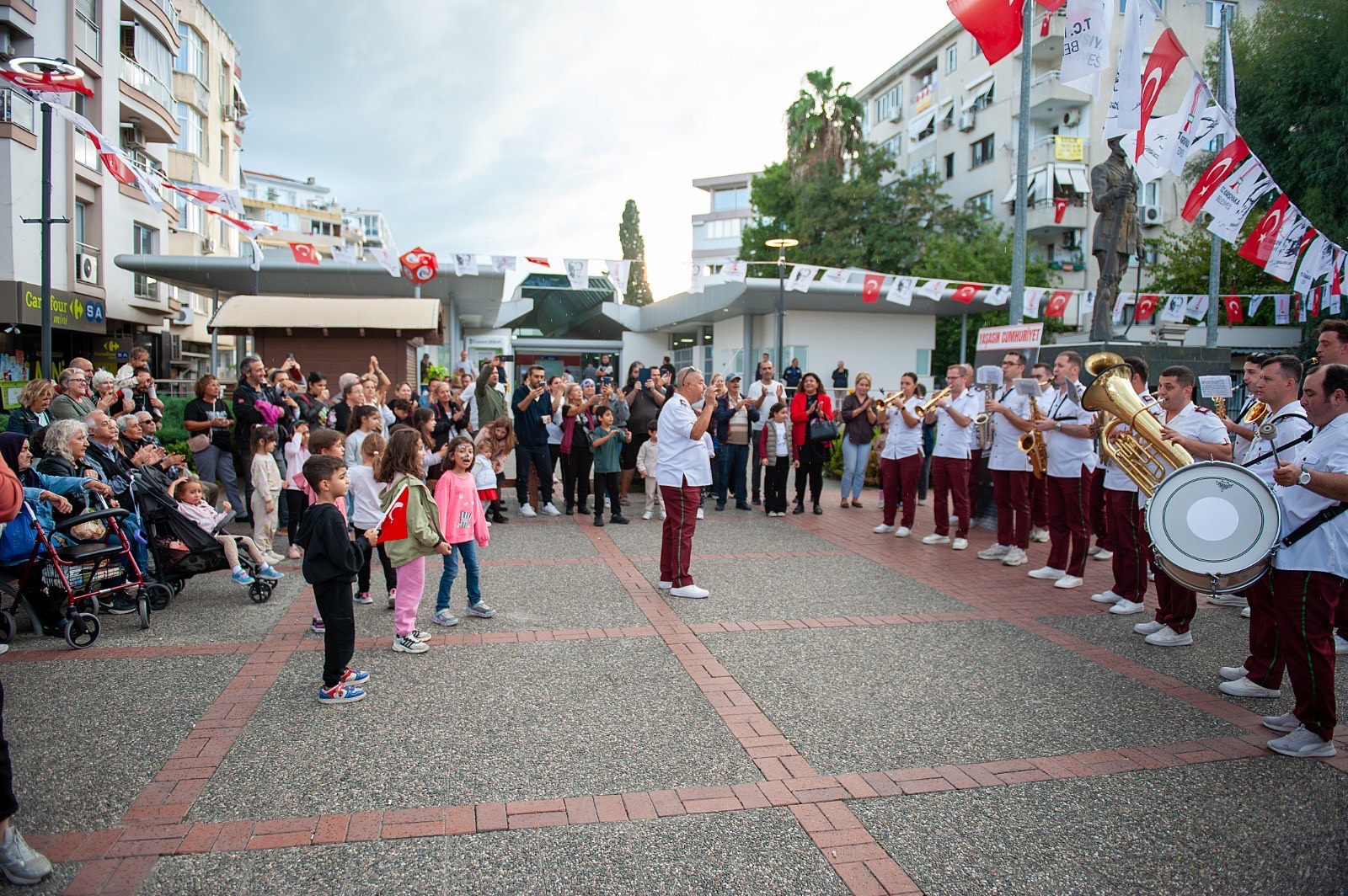 Cumhuriyet’in 102. yılı kutlamaları Karşıyaka’da kortej, konser, dans ve bayraklarla