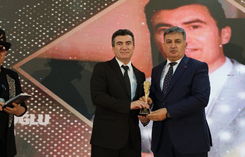 İzmir’de düzenlenen 2025 Altın Üzüm Ödülleri’nde Doç. Dr. Adnan Yamanoğlu,