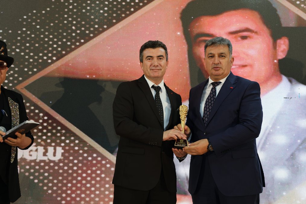 İzmir’de düzenlenen 2025 Altın Üzüm Ödülleri’nde Doç. Dr. Adnan Yamanoğlu,